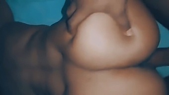 Eine Amateurin Mit Einem Großen Hintern Wird In Einem Expliziten Video Von Hinten Penetriert
